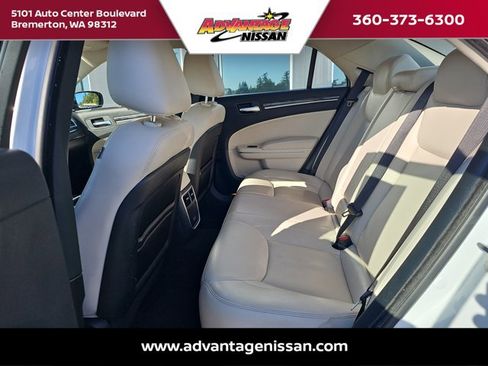 Used 2022 Chrysler 300 Touring L image 23