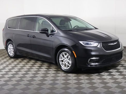 Used 2023 Chrysler Pacifica Touring-L FWD image 2