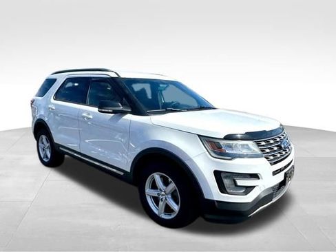 Used 2016 Ford Explorer XLT image 9