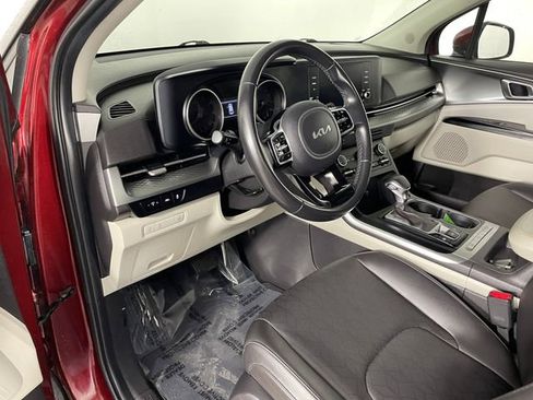 Used 2022 Kia Carnival LX FWD image 3