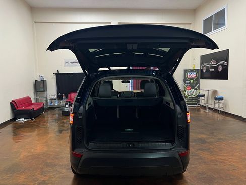 Used 2018 Land Rover Discovery SE image 12