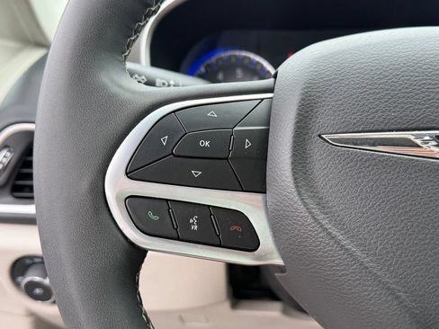 Used 2024 Chrysler Pacifica Touring-L FWD image 25