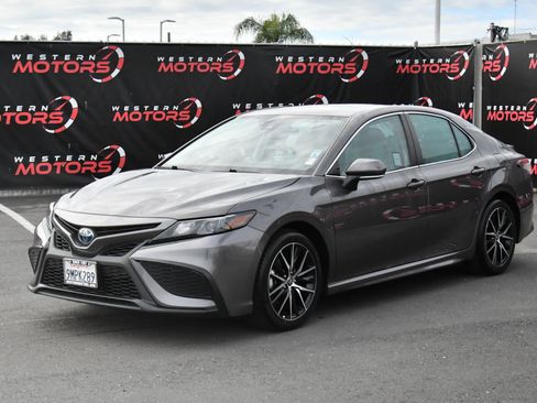 Used 2024 Toyota Camry SE image 3
