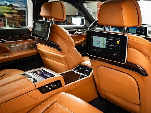 Used 2022 BMW ALPINA B7 xDrive image 44