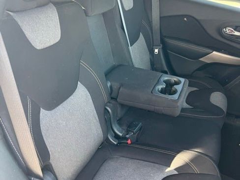 Used 2017 Jeep Cherokee Sport image 9