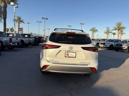 Certified 2024 Toyota Highlander Platinum AWD/4WD image 6