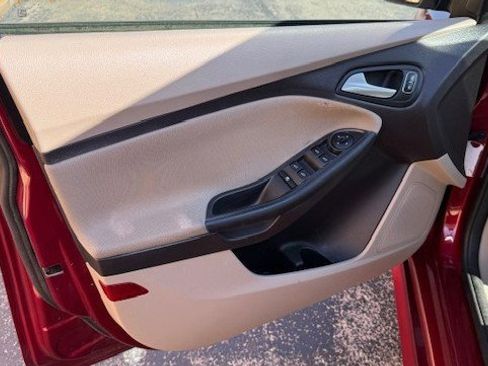 Used 2015 Ford Focus SE w/ SE Sport Package image 11