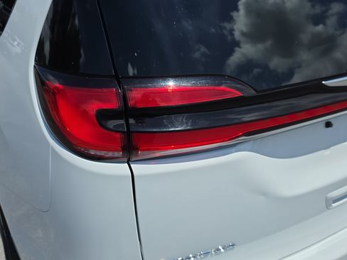 Certified 2024 Chrysler Pacifica Touring-L FWD image 31