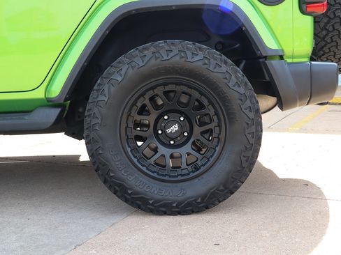 Used 2019 Jeep Wrangler Unlimited Sahara AWD/4WD image 14