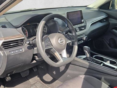 Used 2023 Nissan Altima 2.5 SV FWD image 9