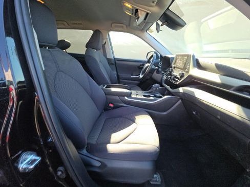 Used 2025 Toyota Highlander LE FWD image 4