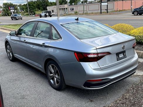 Used 2024 Volkswagen Jetta SE FWD image 3