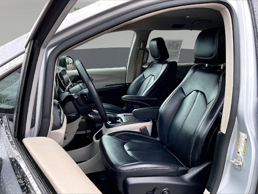 Used 2023 Chrysler Pacifica Touring-L FWD image 24
