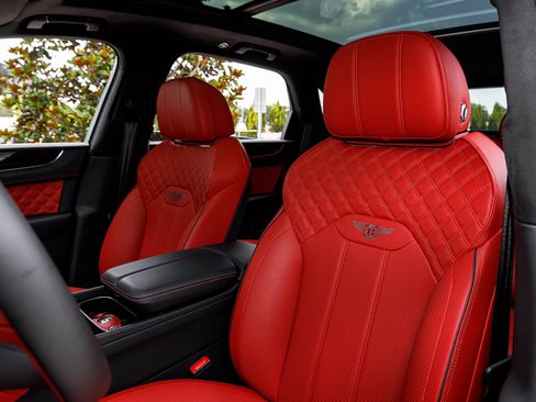 Certified 2023 Bentley Bentayga AWD/4WD image 29