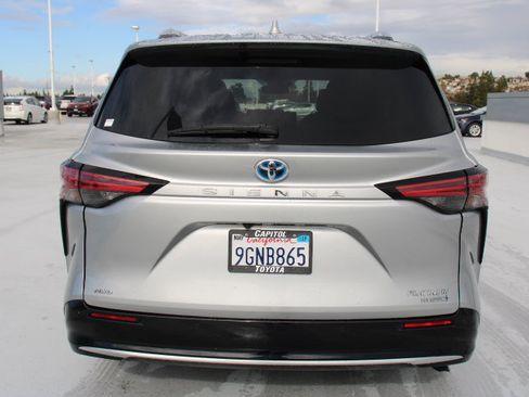 Certified 2023 Toyota Sienna Platinum image 4