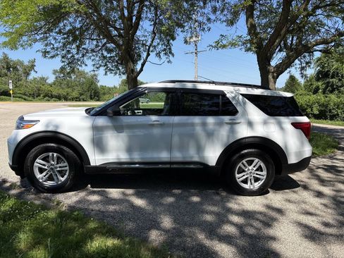 Used 2020 Ford Explorer XLT w/ Equipment Group 202A AWD/4WD image 2