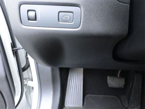 Used 2018 Volvo XC60 T5 Momentum w/ Vision Package image 16