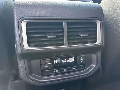 Used 2025 Volkswagen Atlas SE image 11