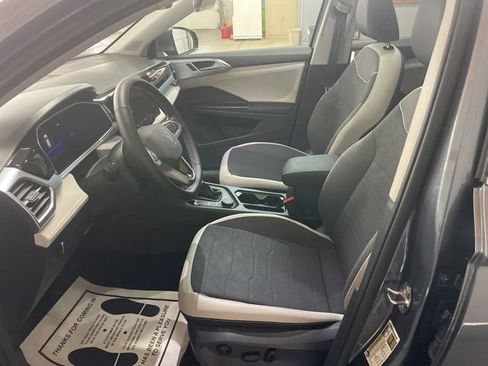 Certified 2025 Volkswagen Taos SE w/ Panoramic Sunroof Package image 14