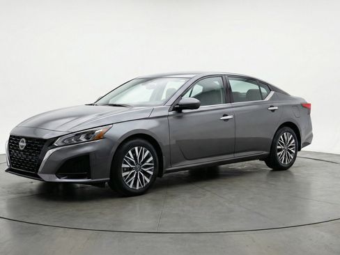 Used 2025 Nissan Altima 2.5 SV image 3