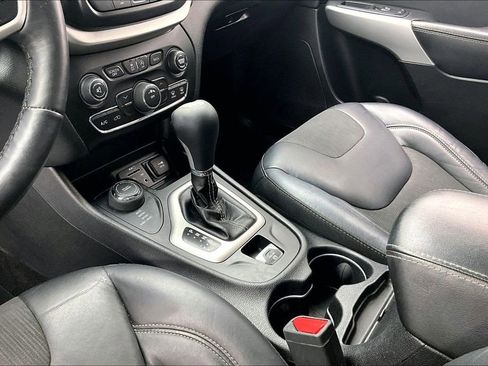 Used 2018 Jeep Cherokee Latitude Plus w/ Cold Weather Group AWD/4WD image 15