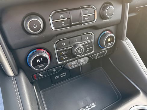 Used 2024 Chevrolet Tahoe Z71 w/ Luxury Package image 33