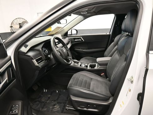 Used 2023 Mitsubishi Outlander SE image 11