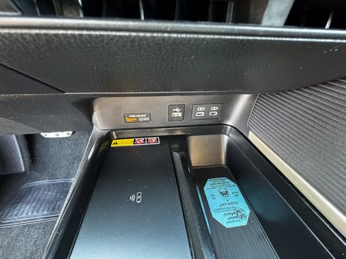 Used 2025 Toyota Camry SE FWD image 11