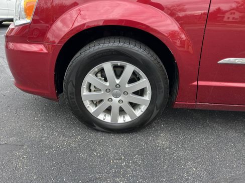 Used 2015 Chrysler Town & Country Touring FWD image 3