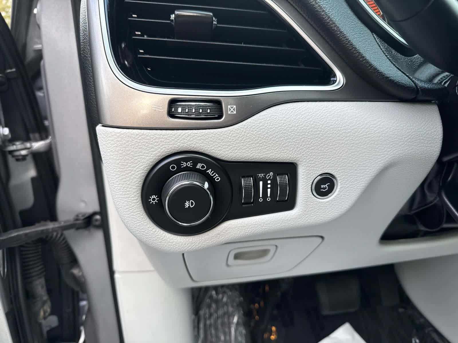 Used 2019 Jeep Cherokee Limited w/ Luxury Group AWD/4WD image 18