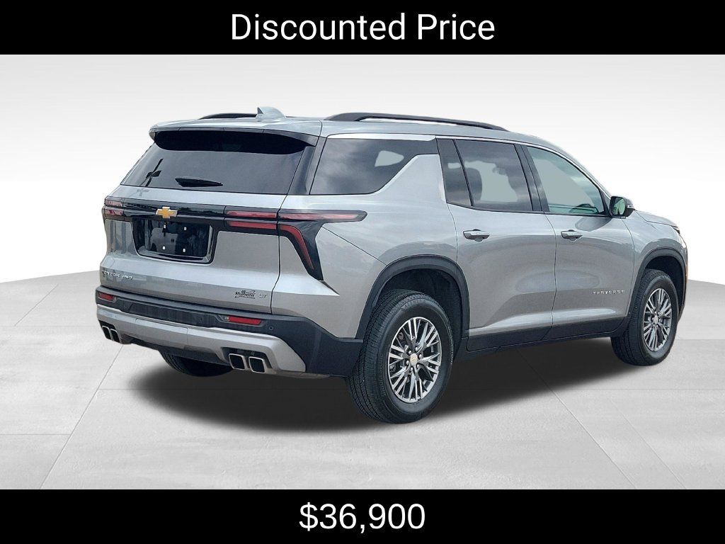 Used 2024 Chevrolet Traverse LT w/ Trailering Package AWD/4WD image 3