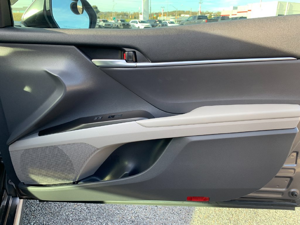 Used 2021 Toyota Camry SE w/ Cold Weather Package FWD image 19