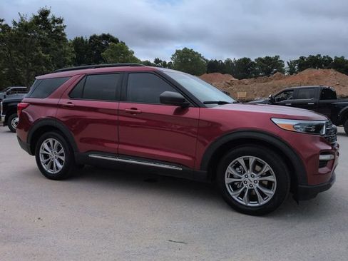 Used 2023 Ford Explorer XLT w/ Equipment Group 202A RWD image 2