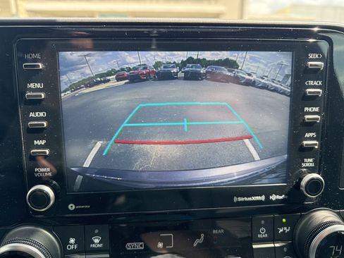 Used 2022 Toyota Highlander XLE image 17