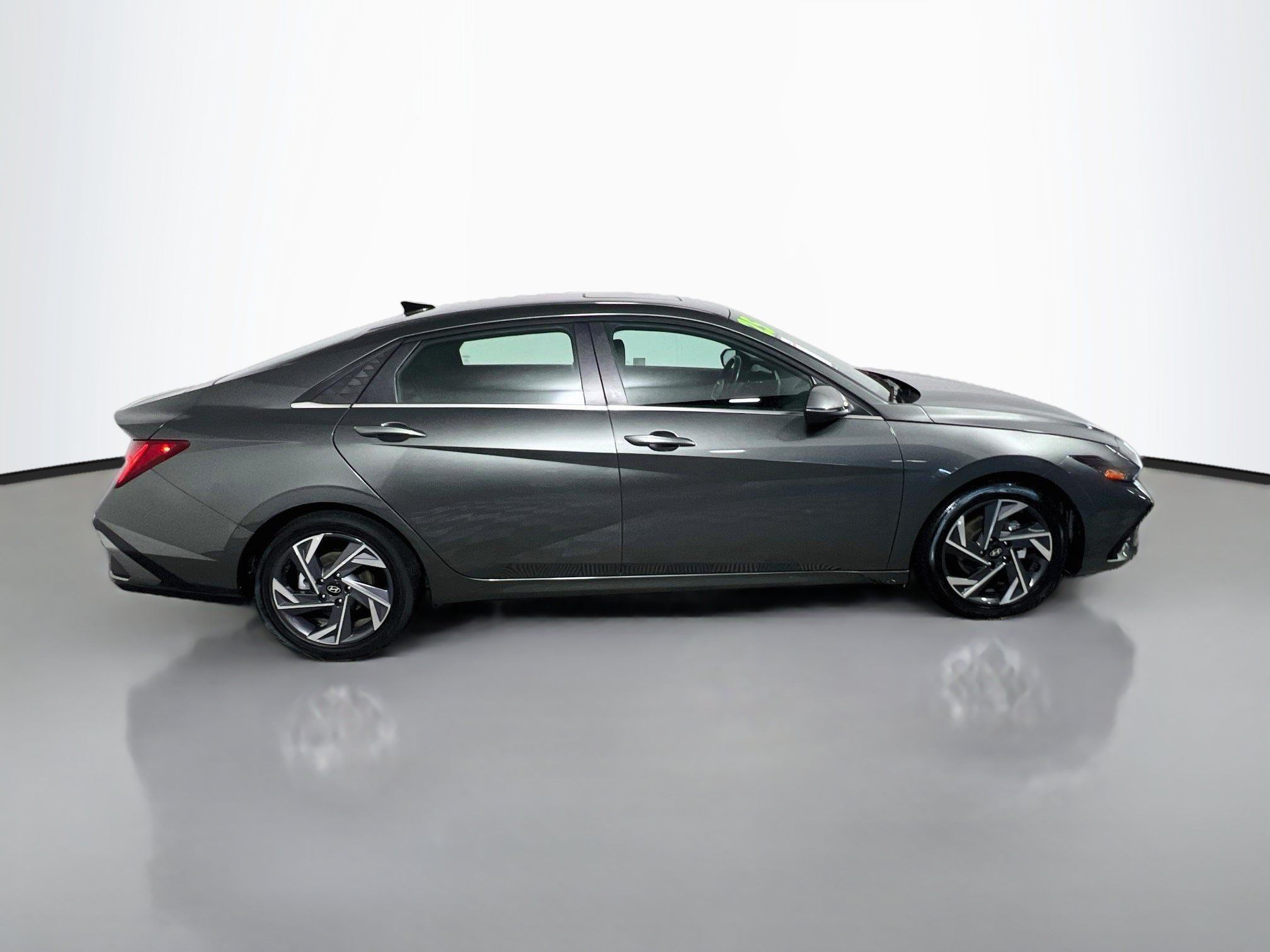 Used 2025 Hyundai Elantra Limited FWD image 3
