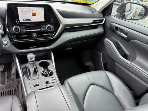 Used 2023 Toyota Highlander XLE FWD image 5