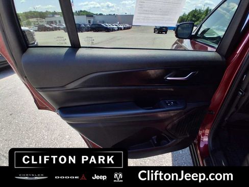 Used 2023 Jeep Grand Cherokee L Laredo AWD/4WD image 12