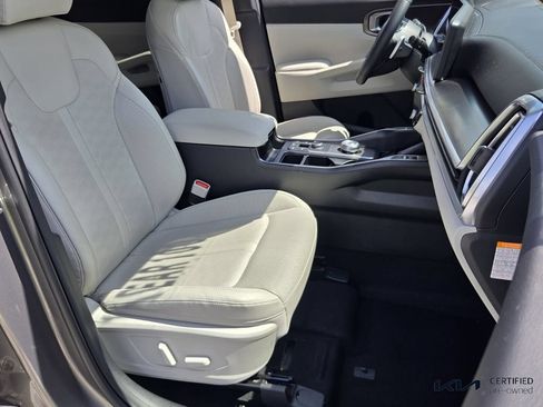 Certified 2025 Kia Sorento EX AWD/4WD image 16