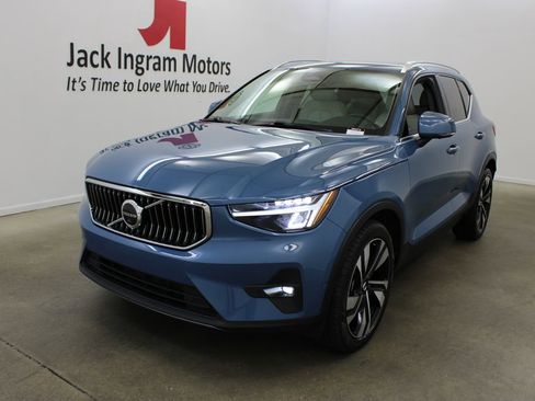 Used 2023 Volvo XC40 B4 Plus w/ Driver Assist Package image 2