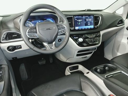 Used 2024 Chrysler Pacifica Touring-L FWD image 9
