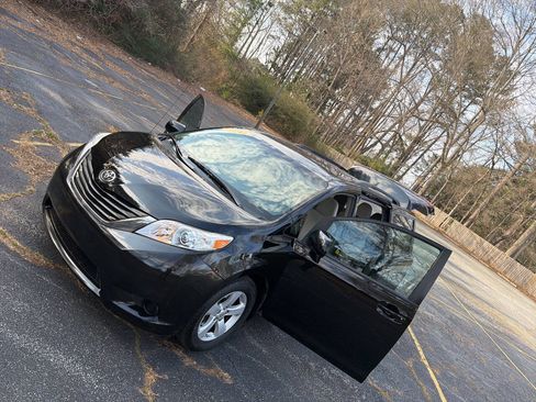 Used 2011 Toyota Sienna LE FWD image 36