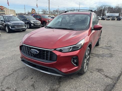 Used 2023 Ford Escape Platinum image 3