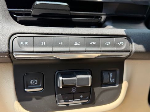 Used 2022 Cadillac Escalade Premium Luxury w/ Performance Package AWD/4WD image 24