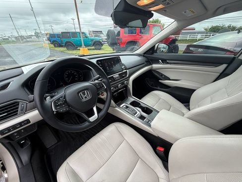 Used 2018 Honda Accord Touring image 12
