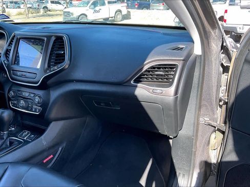 Used 2019 Jeep Cherokee Trailhawk w/ Cold Weather Group image 18