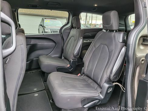 Used 2018 Chrysler Pacifica Touring Plus image 13