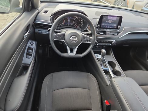 Used 2025 Nissan Altima 2.5 SV image 8