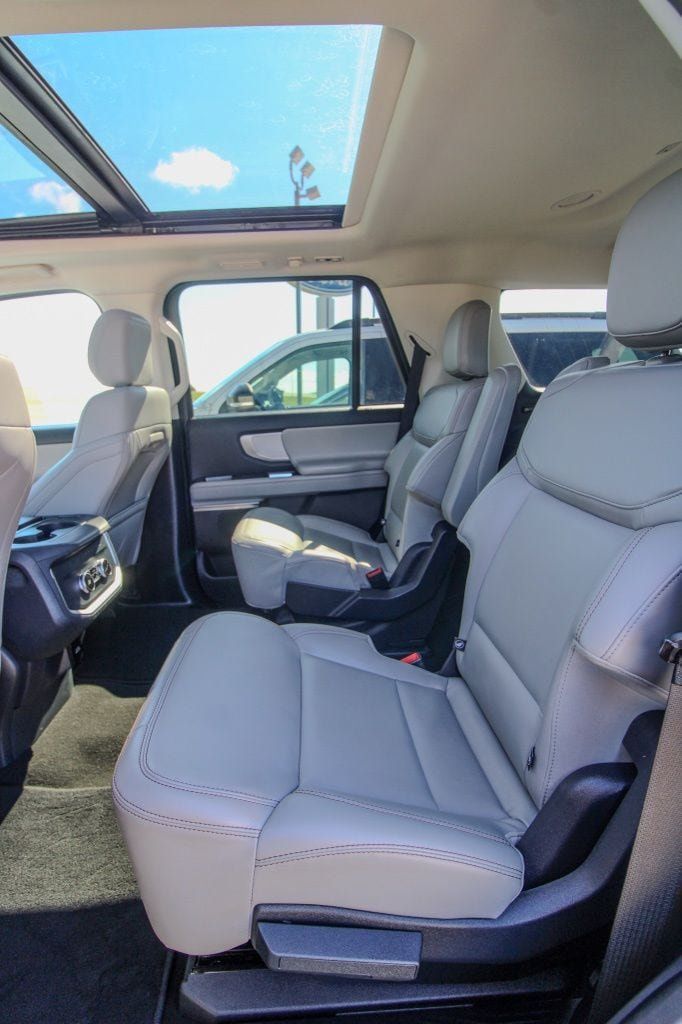 Used 2025 Ford Expedition Active AWD/4WD image 9