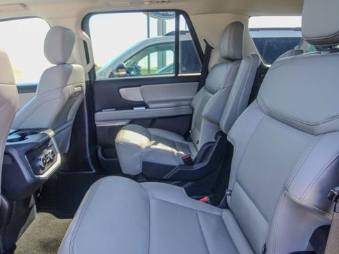 Used 2025 Ford Expedition Active AWD/4WD image 9