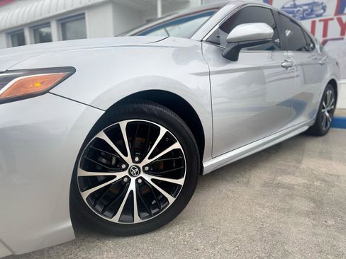 Used 2018 Toyota Camry SE image 5